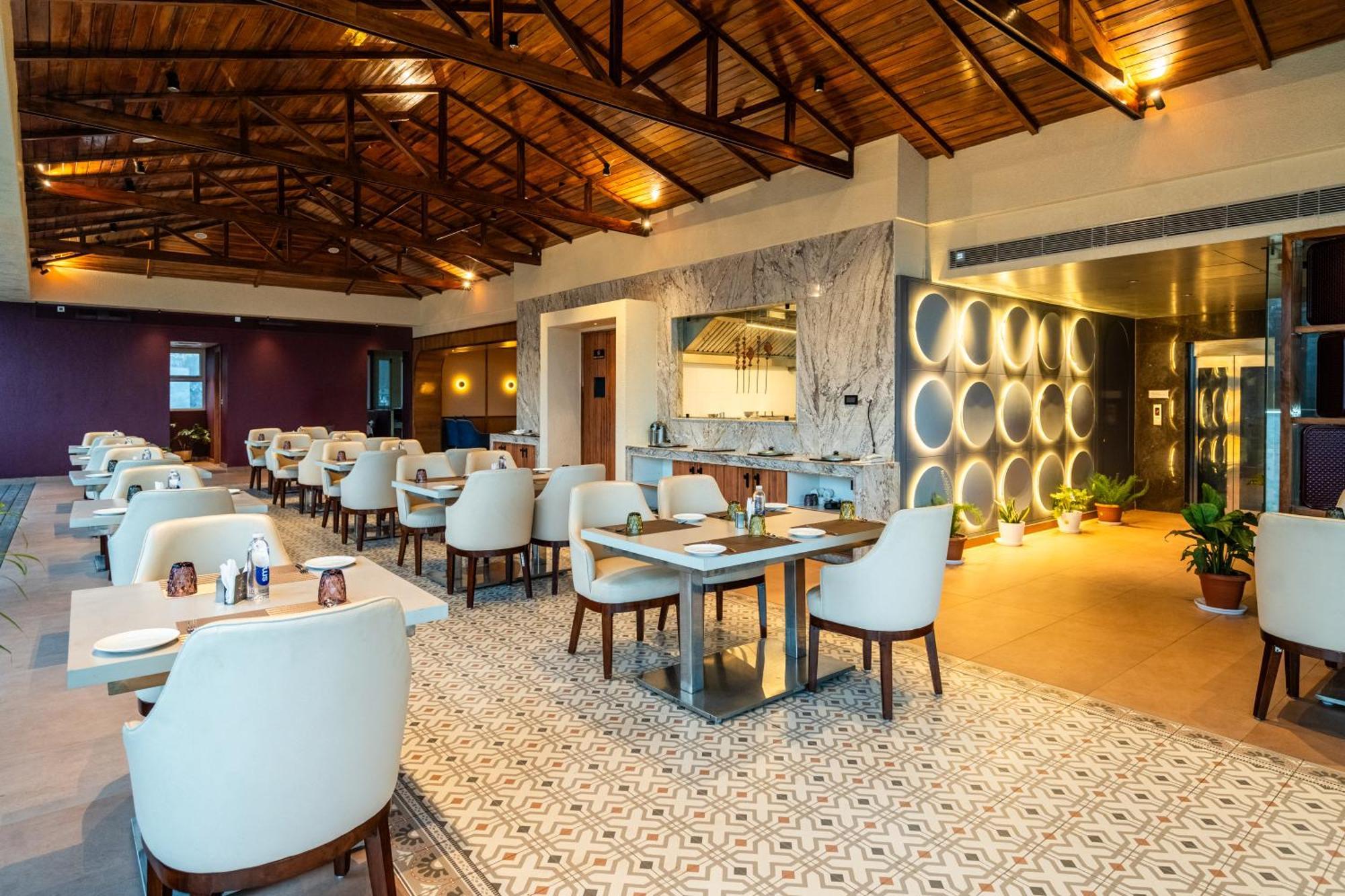 The White Rock Inn & Dine Shillong Extérieur photo