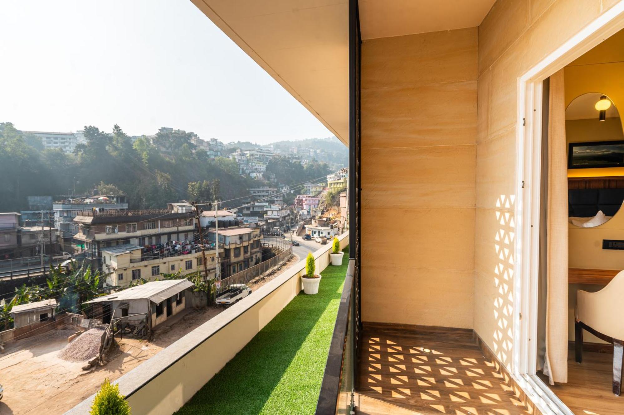 The White Rock Inn & Dine Shillong Extérieur photo